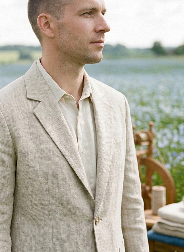 男士米白色亞麻西裝穿搭-亞麻花田與紡車背景-展現天然透氣的夏日休閒西裝材質