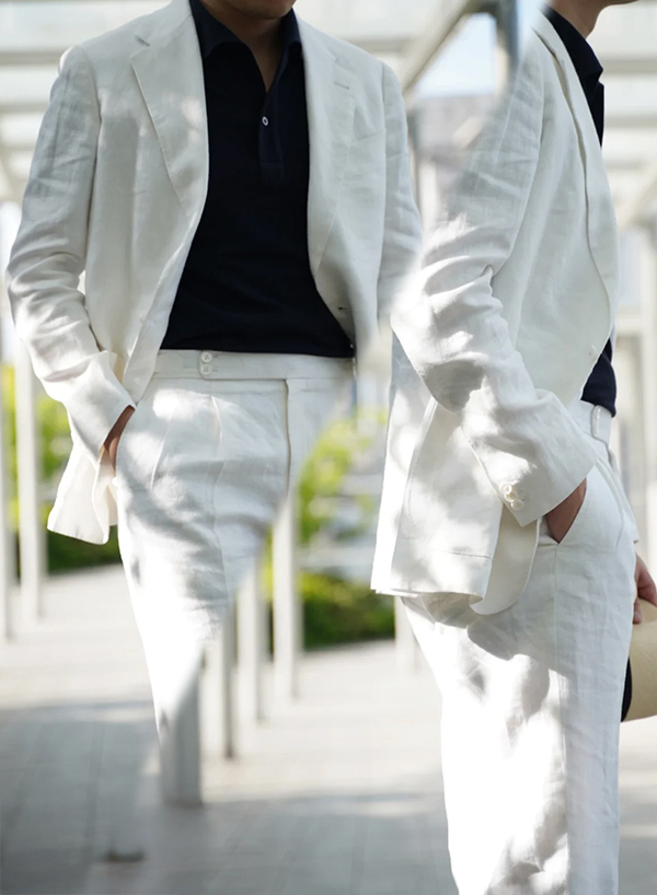 男士米白色亞麻西裝穿搭-亞麻花田與紡車背景-展現天然透氣的夏日休閒西裝材質