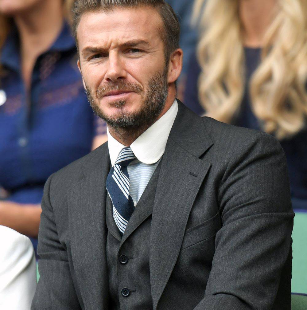 貝克漢著深灰色三件式西裝套裝