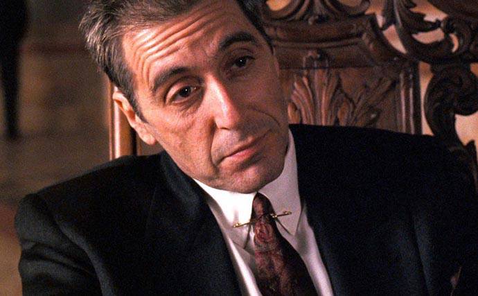 艾爾帕西諾身著有領針的襯衫