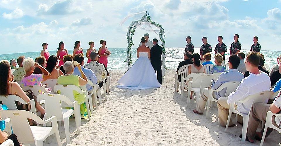 親友參與的沙灘婚禮儀式