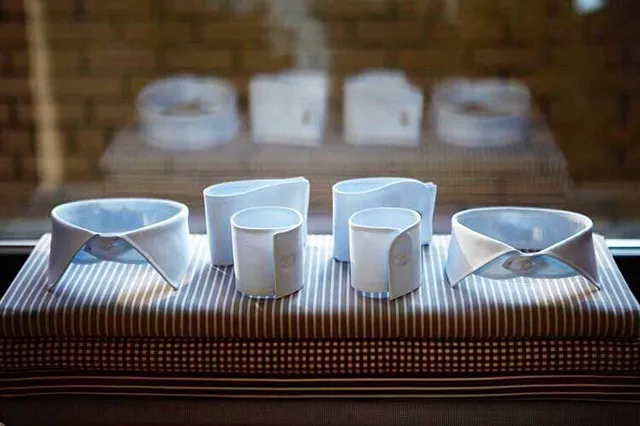 力群訂製的條紋襯衫與米色西裝褲