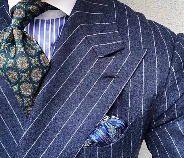 粗條紋藍色西裝